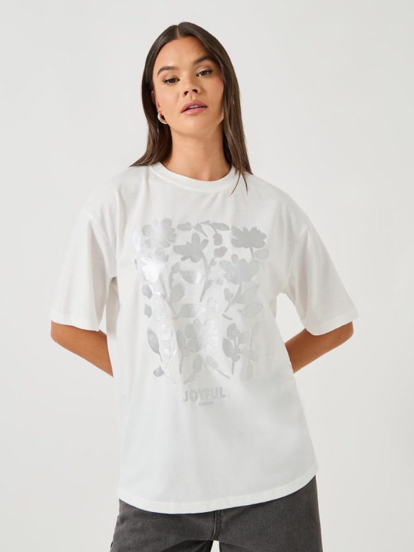 ⁦Styli Women's Floral Foil Graphic Oversized Round Neck T-Shirt⁩ - الصورة ⁦2⁩