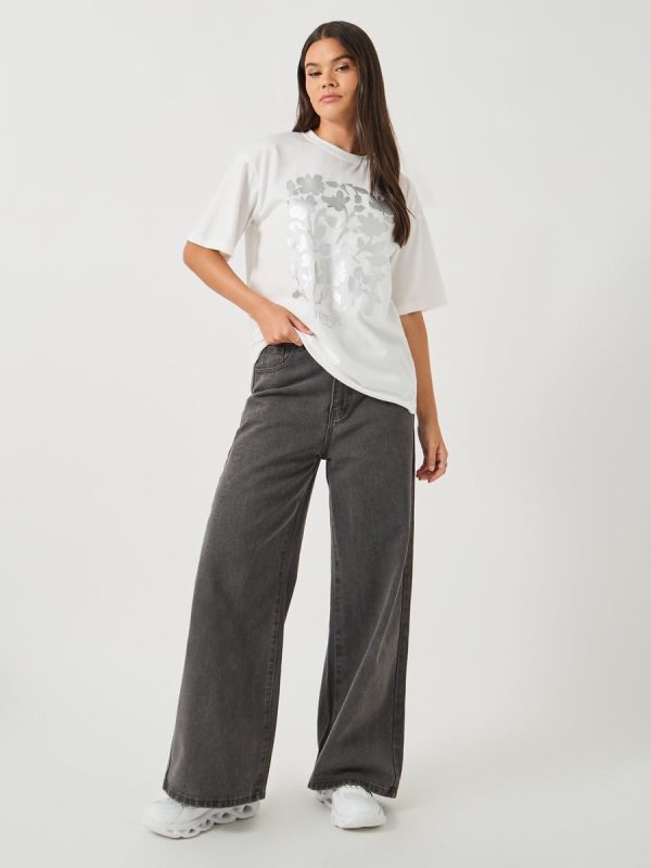 ⁦Styli Women's Floral Foil Graphic Oversized Round Neck T-Shirt⁩ - الصورة ⁦3⁩