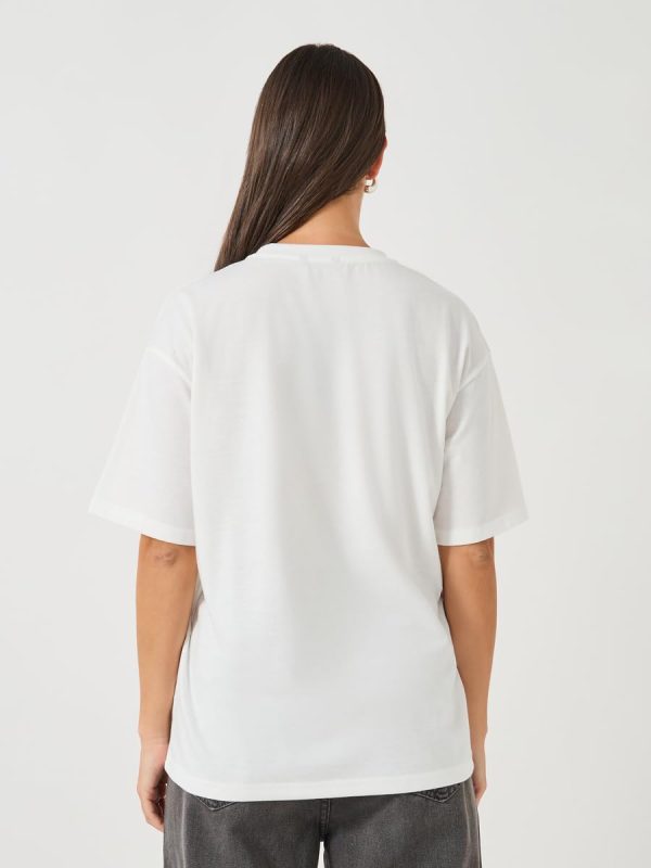 ⁦Styli Women's Floral Foil Graphic Oversized Round Neck T-Shirt⁩ - الصورة ⁦5⁩