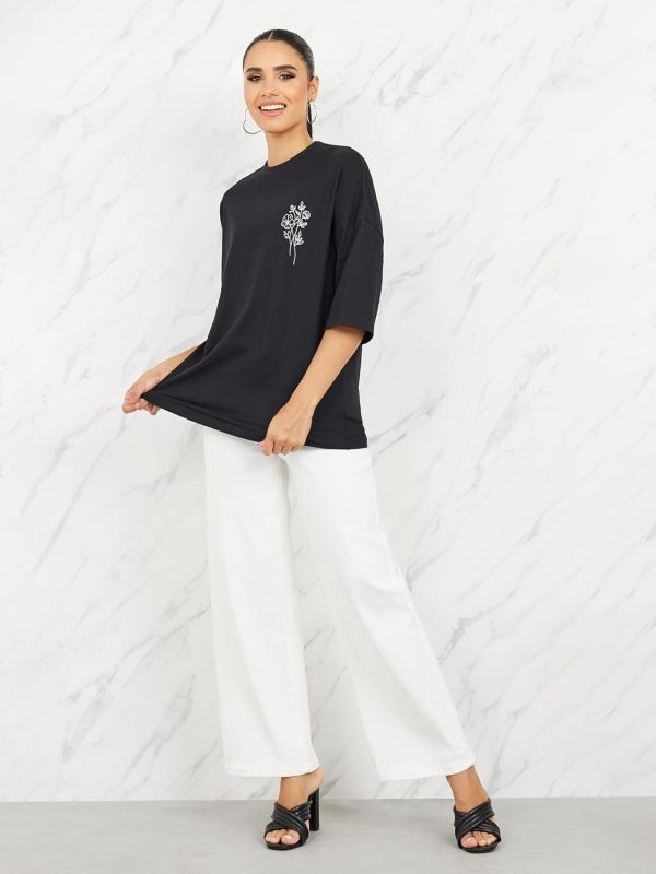 ⁦Styli Women Oversized Beautiful Back Print Drop Shoulder T-Shirt⁩ - الصورة ⁦3⁩