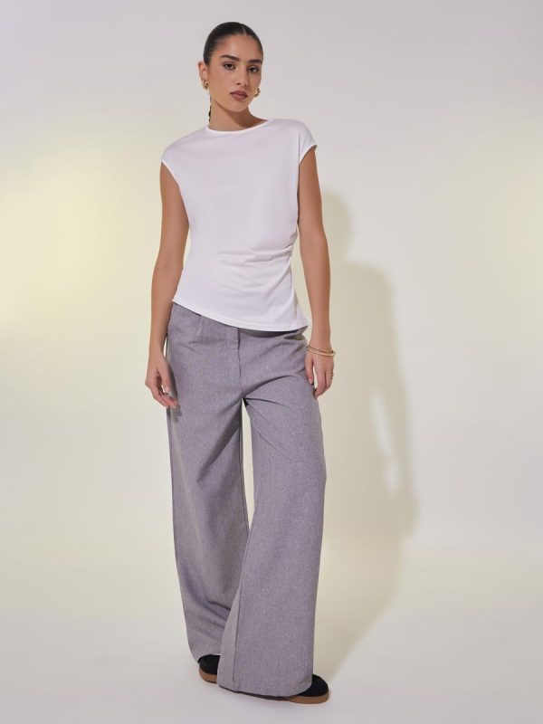 ⁦Styli Women's Ruched Detail Side Slit Short Sleeve Top⁩ - الصورة ⁦4⁩