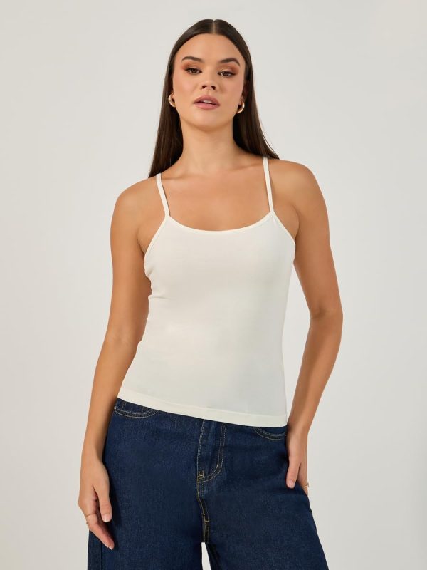 ⁦Styli Women's Strappy Scoop Neck Cropped Tank⁩ - الصورة ⁦2⁩