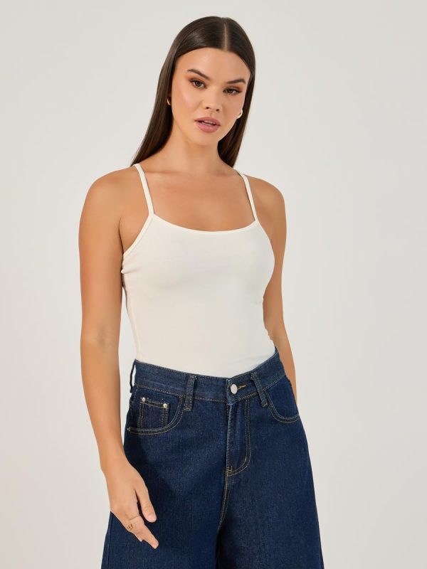 ⁦Styli Women's Strappy Scoop Neck Cropped Tank⁩ - الصورة ⁦3⁩