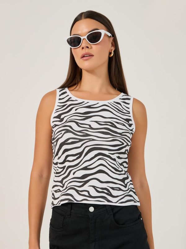 ⁦Styli Women's Animal Printed Sleeveless Cropped Tank Top⁩ - الصورة ⁦2⁩