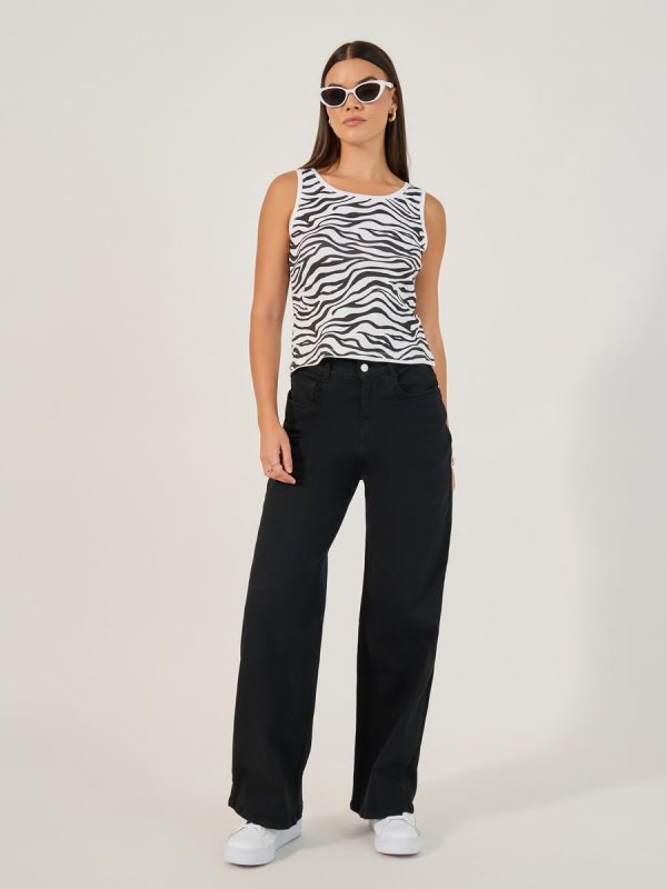 ⁦Styli Women's Animal Printed Sleeveless Cropped Tank Top⁩ - الصورة ⁦3⁩