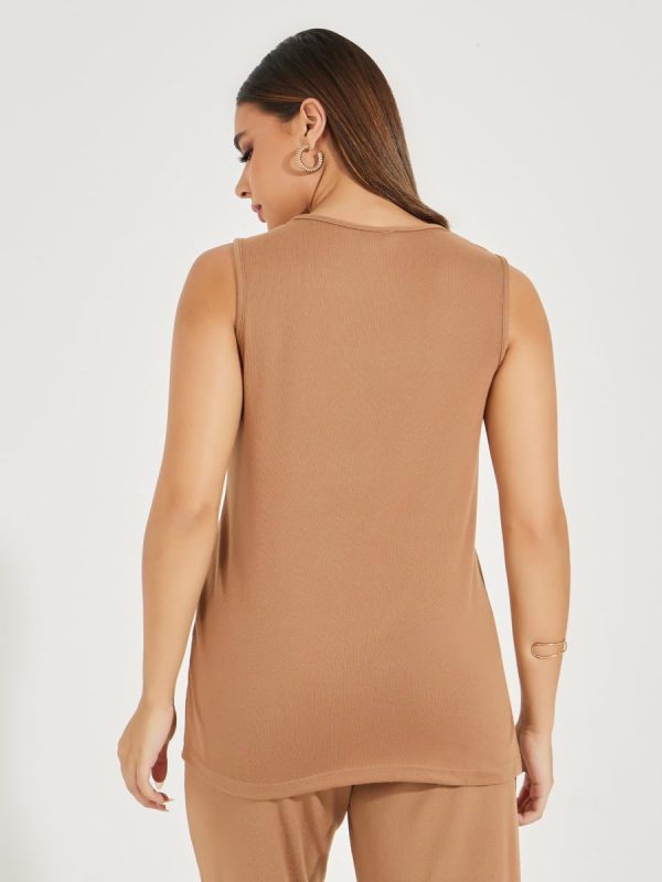 ⁦STYLI Women Solid Round Neck Sleeveless Knit Top⁩ - الصورة ⁦4⁩