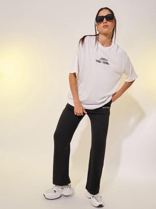 ⁦Styli Women's Slogan Print Short Sleeve Oversized T-Shirt⁩ - الصورة ⁦3⁩
