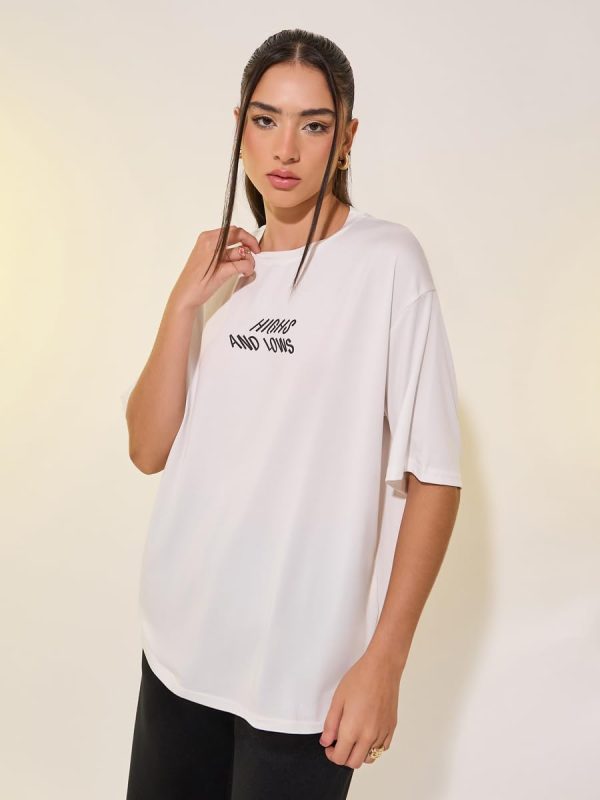 ⁦Styli Women's Slogan Print Short Sleeve Oversized T-Shirt⁩ - الصورة ⁦5⁩