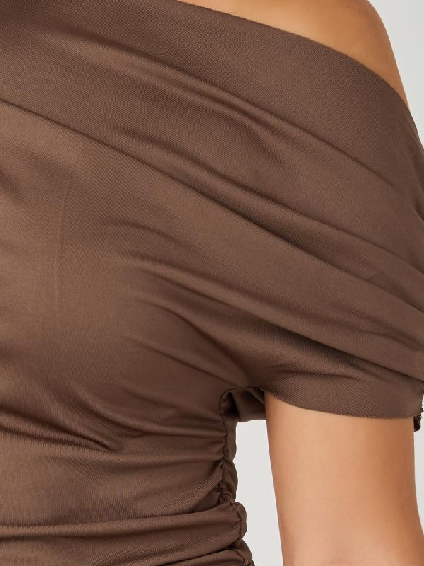 ⁦Styli Women's Asymmetric Neck Short Sleeve Knit Top⁩ - الصورة ⁦4⁩