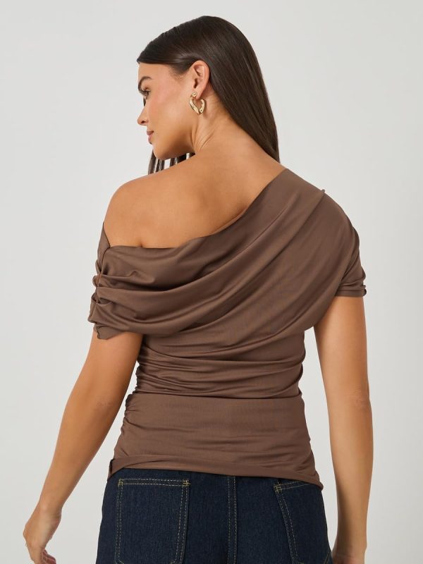⁦Styli Women's Asymmetric Neck Short Sleeve Knit Top⁩ - الصورة ⁦5⁩