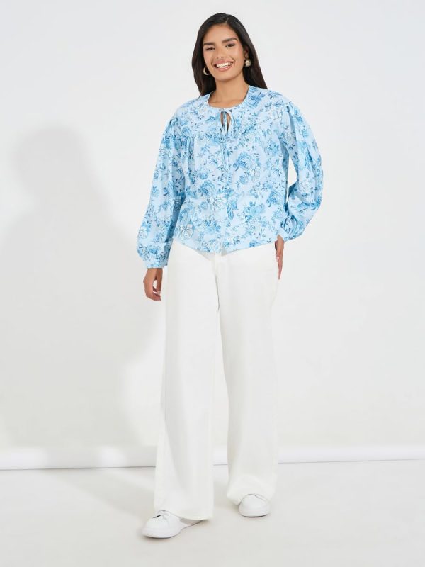 ⁦Styli Women Tie-Up Neck Floral Print Blouse⁩ - الصورة ⁦3⁩