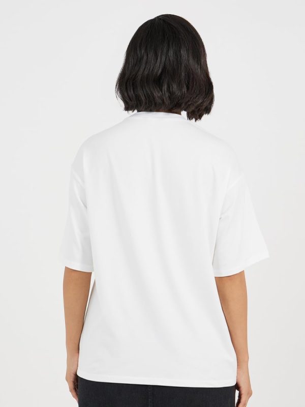 ⁦Styli Women Oversized Slogan Print Round Neck Longline T-Shirt⁩ - الصورة ⁦4⁩