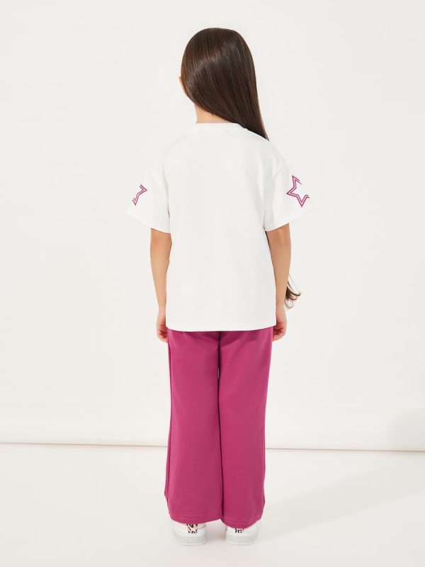 ⁦Styli Girls Oversized Logo Print T-Shirt & Flared Joggers Co-Ords Set⁩ - الصورة ⁦4⁩