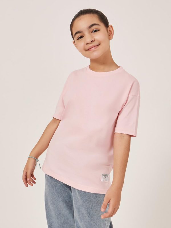 ⁦Styli Girls Solid Oversized T-Shirt With Badge Detail⁩ - الصورة ⁦2⁩