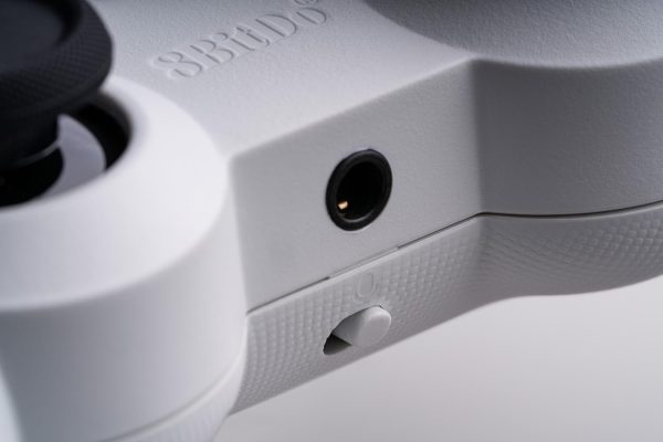 ⁦8Bitdo Pro 2 Wired Controller for Xbox, Hall Effect Joystick Update, 3.5mm Audio Jack, Compatible with Xbox Series X|S, Xbox One, Windows 10/11 - Officially Licensed (Black)⁩ - الصورة ⁦8⁩