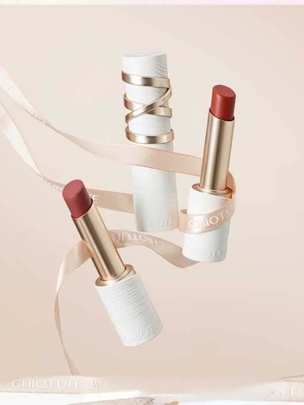 ⁦CHIOTURE Silk Mist Nourishing Long-Lasting Lipstick - Hydrating Formula for Gorgeous Lips - 2.8g (#111 Creamy Apricot)⁩ - الصورة ⁦2⁩
