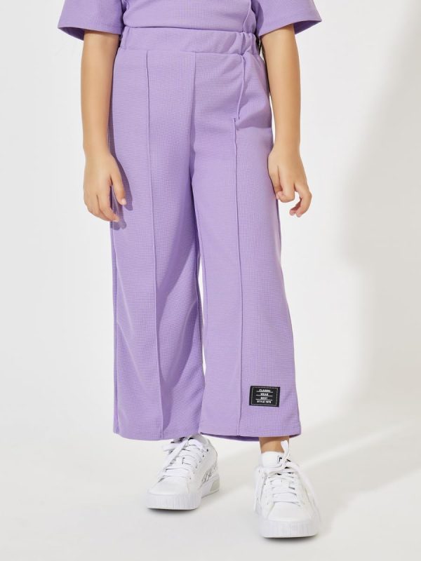 ⁦STYLI Girls Oversized Waffle Patch Detail T-Shirt & Wide Leg Pant Set⁩ - الصورة ⁦5⁩