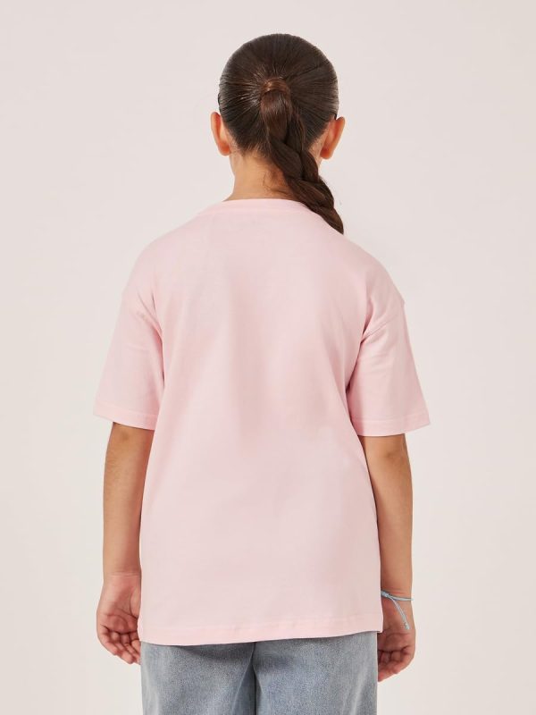 ⁦Styli Girls Solid Oversized T-Shirt With Badge Detail⁩ - الصورة ⁦5⁩