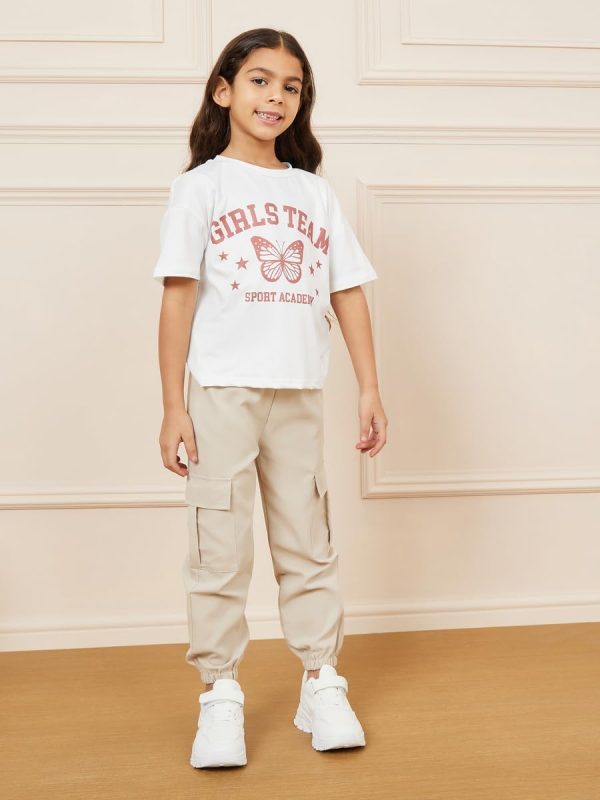 ⁦Styli Girls Butterfly Printed Drop Shoulder T-shirt & Cargo Pant Set⁩ - الصورة ⁦2⁩