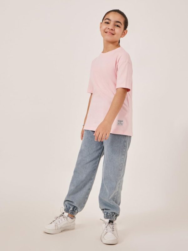 ⁦Styli Girls Solid Oversized T-Shirt With Badge Detail⁩ - الصورة ⁦3⁩