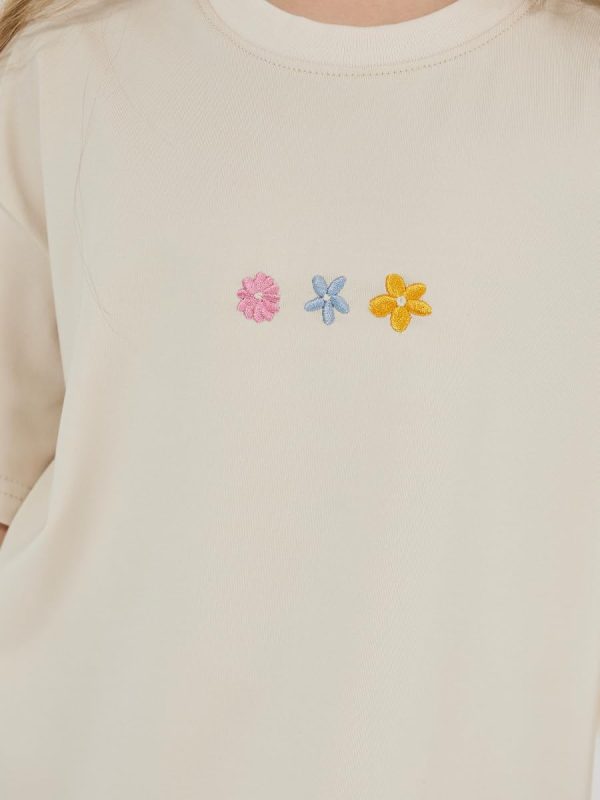 ⁦STYLI Girls Oversized Embroidery Detail T-Shirt⁩ - الصورة ⁦3⁩