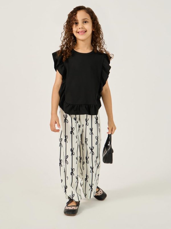 ⁦Styli Girls Ruffled Edge Top And Bow Print Pants Set⁩ - الصورة ⁦2⁩