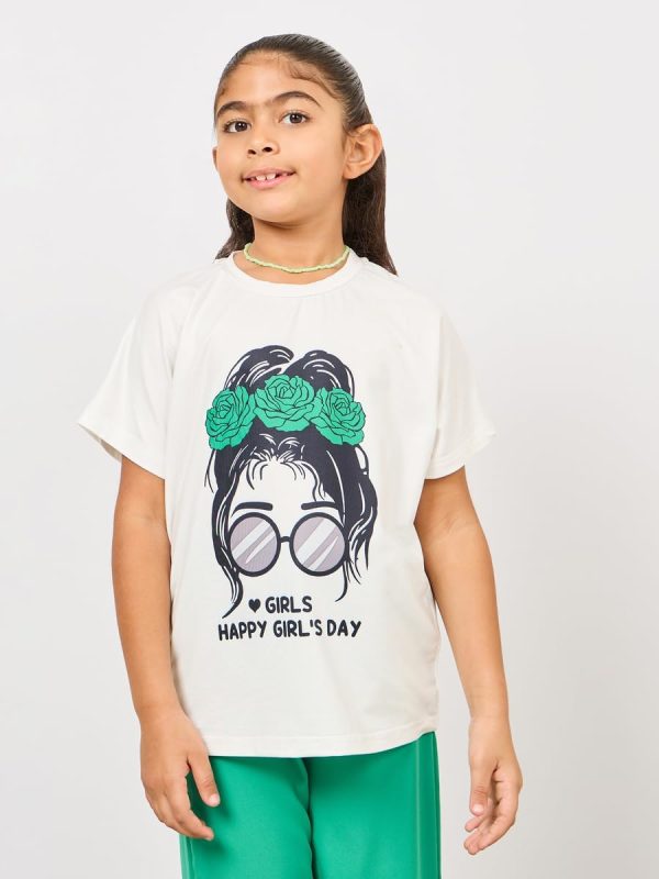 ⁦Styli Girls Happy Girl's Day Slogan Print T-shirt and Wide Leg Pant Set⁩ - الصورة ⁦3⁩