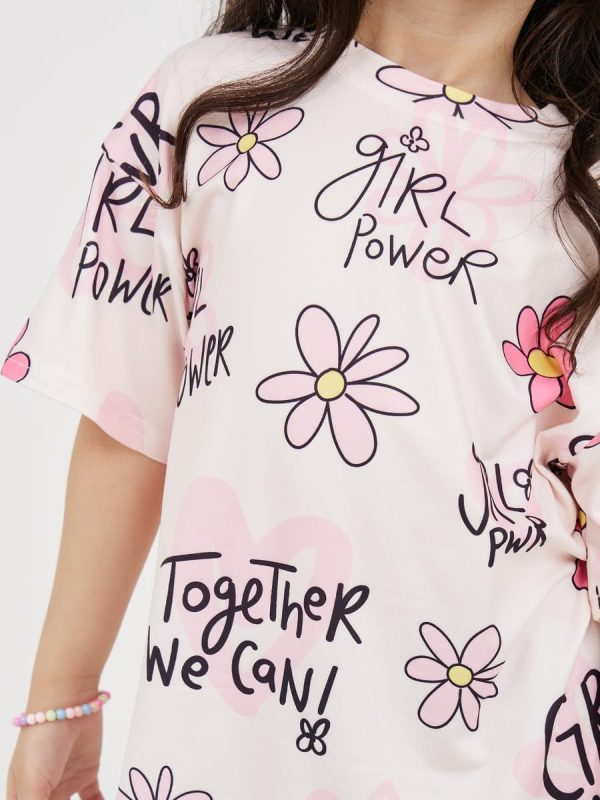 ⁦STYLI Girls Oversized AOP Round Neck T-Shirt⁩ - الصورة ⁦3⁩