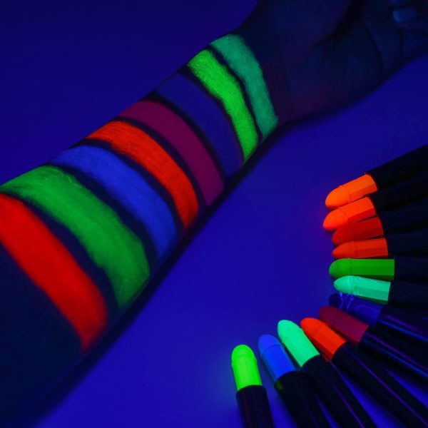 ⁦Face Paint Crayons Glow, 12 Colors Glow in The Black Face & Body Paint Crayons, Neon Blacklight Glow Body Makeup Fluorescent Face Paints for Kids Adult, Neon Face Paint Crayons for Halloween Carnival⁩ - الصورة ⁦5⁩