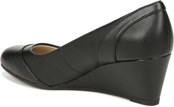 ⁦LifeStride Women's Dreams Wedge Pump⁩ - الصورة ⁦6⁩