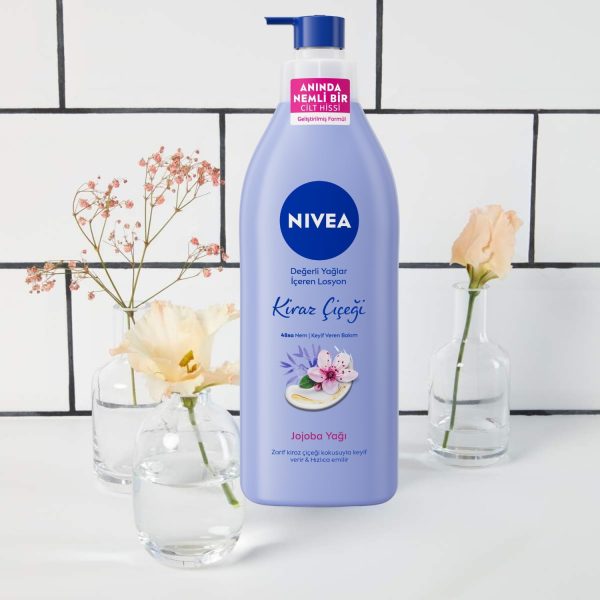⁦NIVEA Oil In Lotion Cherry Blossom & Jojoba Oil (400ml), Replenishing Body Lotion with Floral Cherry Blossom Scent & Pampering Jojoba Oil, Long-Lasting 48H Moisturising Cream, NIVEA Body Lotion⁩ - الصورة ⁦3⁩