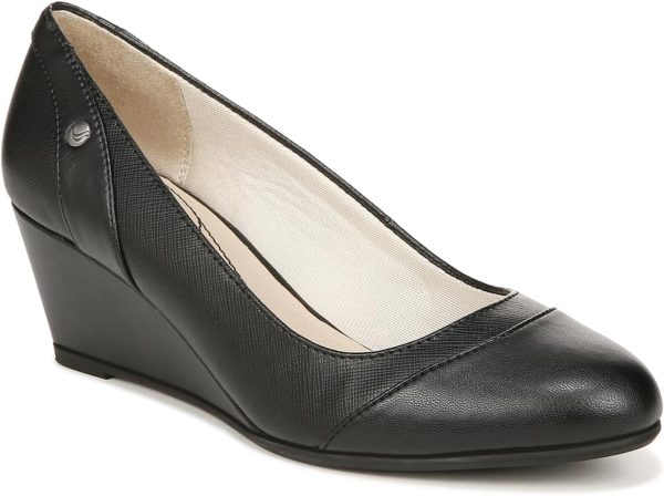 ⁦LifeStride Women's Dreams Wedge Pump⁩ - الصورة ⁦2⁩
