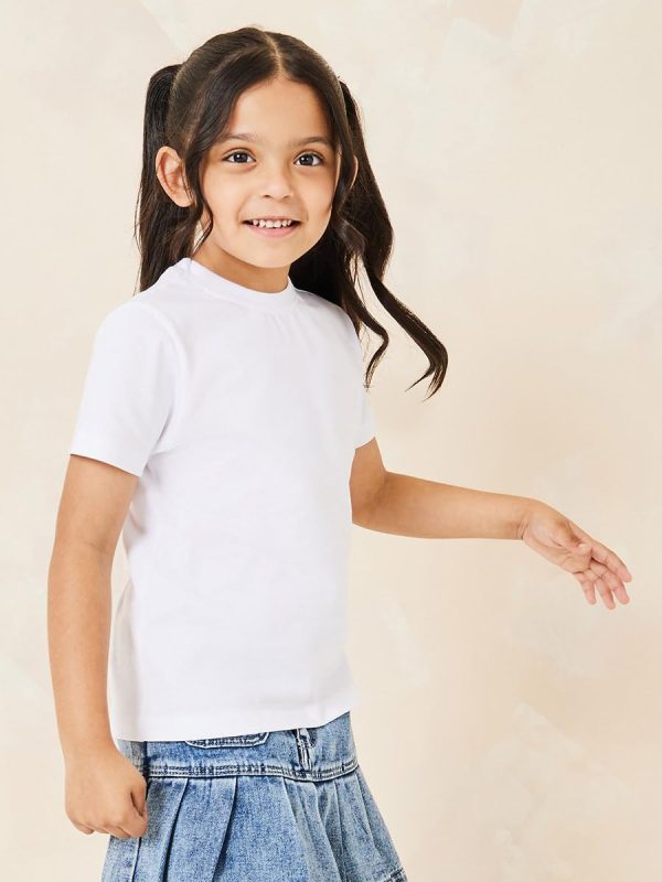 ⁦Styli Girls Solid Cotton Round Neck T-Shirt⁩ - الصورة ⁦2⁩