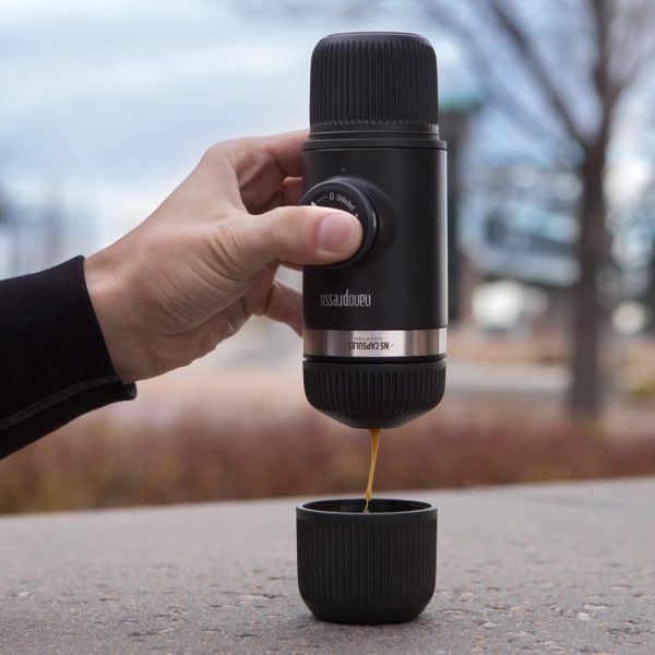 ⁦WACACO Nanopresso Portable Espresso Machine with NS Adapter, Compatible with NS Capsules and Ground Coffee, Manual Travel Coffee Machine Set, Perfect for Camping⁩ - الصورة ⁦3⁩
