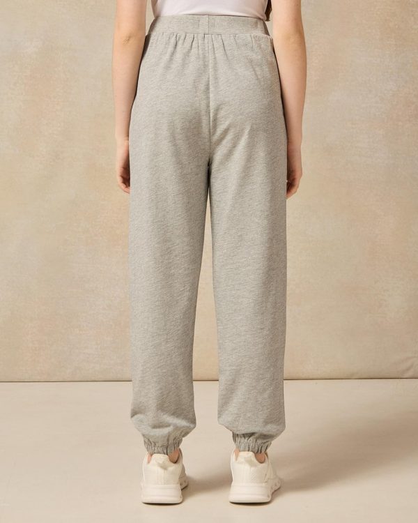 ⁦REDTAG Senior Girls Grey MÃ lange Basic Track Pants⁩ - الصورة ⁦4⁩