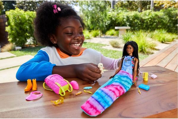 ⁦Barbie It Takes Two “Brooklyn” Camping Doll with Puppy & 10+ Accessories, 3 to 7 Years , Black⁩ - الصورة ⁦7⁩