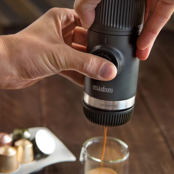 ⁦WACACO Nanopresso Portable Espresso Machine with NS Adapter, Compatible with NS Capsules and Ground Coffee, Manual Travel Coffee Machine Set, Perfect for Camping⁩ - الصورة ⁦7⁩