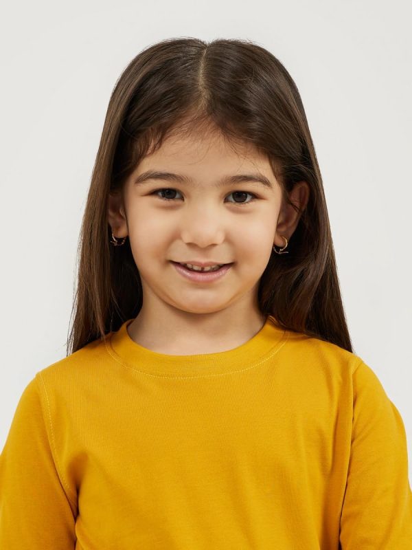 ⁦Styli Girls Solid Round Neck T-Shirt⁩ - الصورة ⁦4⁩