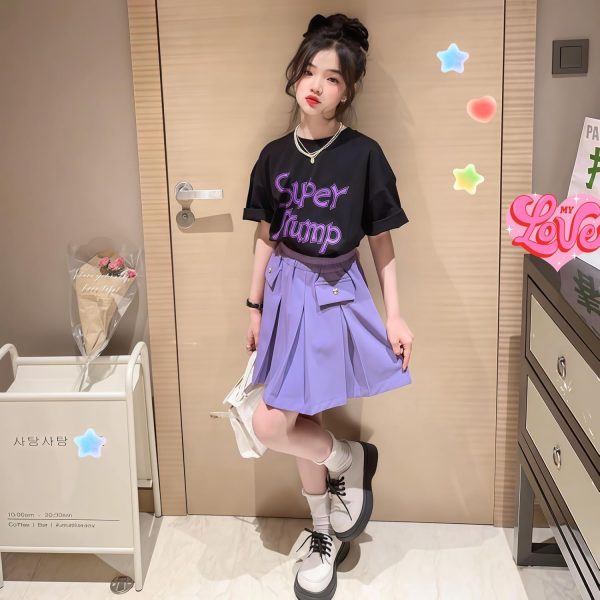 ⁦Girls' Two-Piece Summer Set, Graphic Print T-Shirt with Pleated Purple Skirt, Elastic Waist, Japanese anime pleated skirt, cute casual suit, suitable for 5-14 years old⁩ - الصورة ⁦4⁩