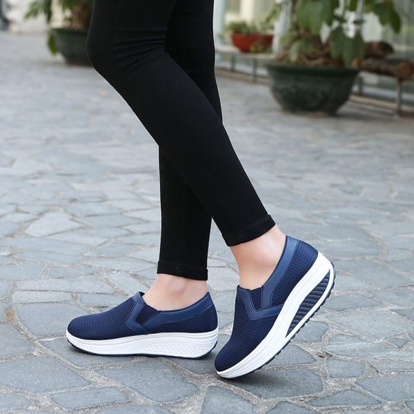 ⁦L LOUBIT Women Wedge Shoes Breathable Mesh Sneakers Slip On Comfort Walking Shoes⁩ - الصورة ⁦6⁩