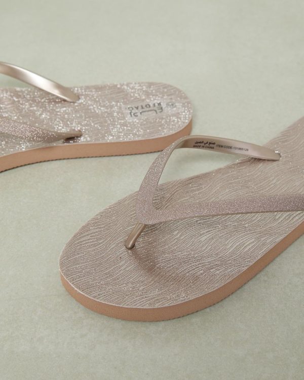 ⁦REDTAG Women Gold Glitter Flip Flop⁩ - الصورة ⁦3⁩