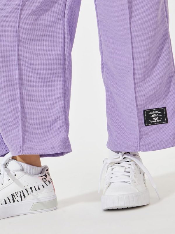 ⁦STYLI Girls Oversized Waffle Patch Detail T-Shirt & Wide Leg Pant Set⁩ - الصورة ⁦6⁩
