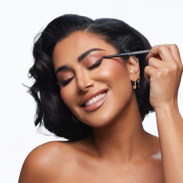 ⁦Huda Beauty Creamy Kohl Eye Pencil in Very Vanta Extreme Black, 0.35g⁩ - الصورة ⁦3⁩