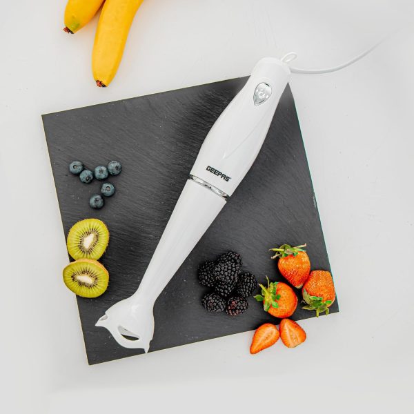 ⁦Geepas 200W Hand Blender Food Collection Immersion Ideal For Smoothies, Shakes, Baby Food, Soup, Grinding Ingredients, Vegetables & Fruits, White/Grey GHB5467⁩ - الصورة ⁦2⁩