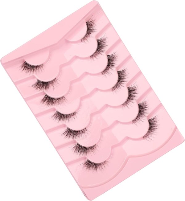⁦Gmagictobo Natural Half Lashes Cat Eye Look False Eyelashes Clear Band Fake Eyelashes Light Volume Soft Strip Eyelashes 7 Pairs⁩ - الصورة ⁦5⁩