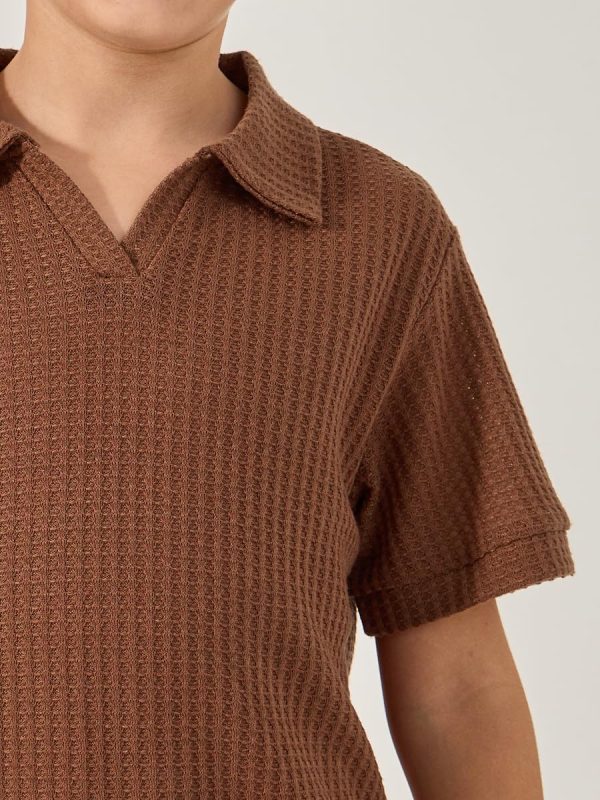 ⁦Styli Boys Textured Polo Neck T-Shirt⁩ - الصورة ⁦4⁩