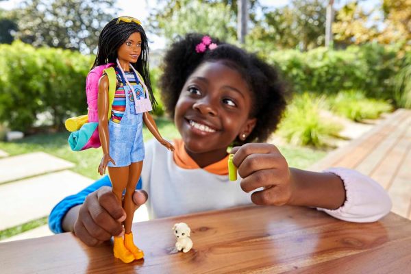 ⁦Barbie It Takes Two “Brooklyn” Camping Doll with Puppy & 10+ Accessories, 3 to 7 Years , Black⁩ - الصورة ⁦2⁩