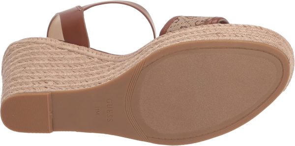 ⁦GUESS Hisley womens Wedge Sandal⁩ - الصورة ⁦4⁩