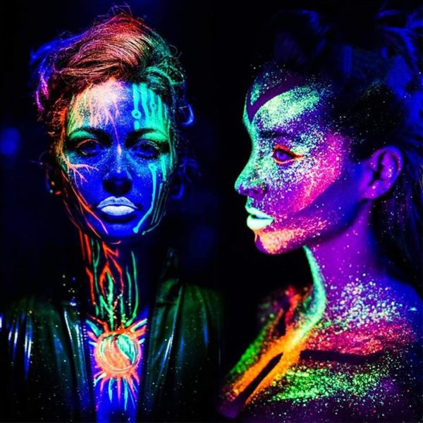 ⁦Glow in the Dark Makeup, Face Body Paint Neon, UV Glow in the Dark, Matte, and Glitter, 24 Colors Highly Pigmented Eyeshadow Kit with 4 Brushes for New Year Face Body Makeup Non-Toxic & Smudgeproof⁩ - الصورة ⁦4⁩