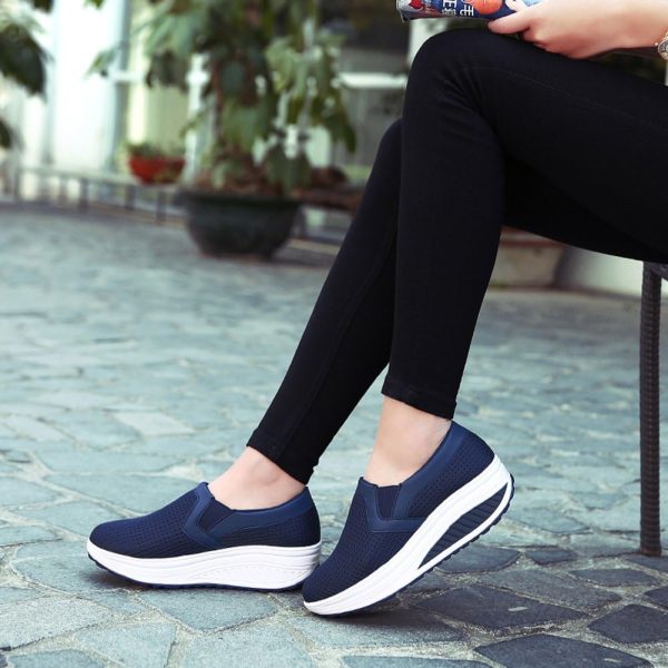 ⁦L LOUBIT Women Wedge Shoes Breathable Mesh Sneakers Slip On Comfort Walking Shoes⁩ - الصورة ⁦5⁩